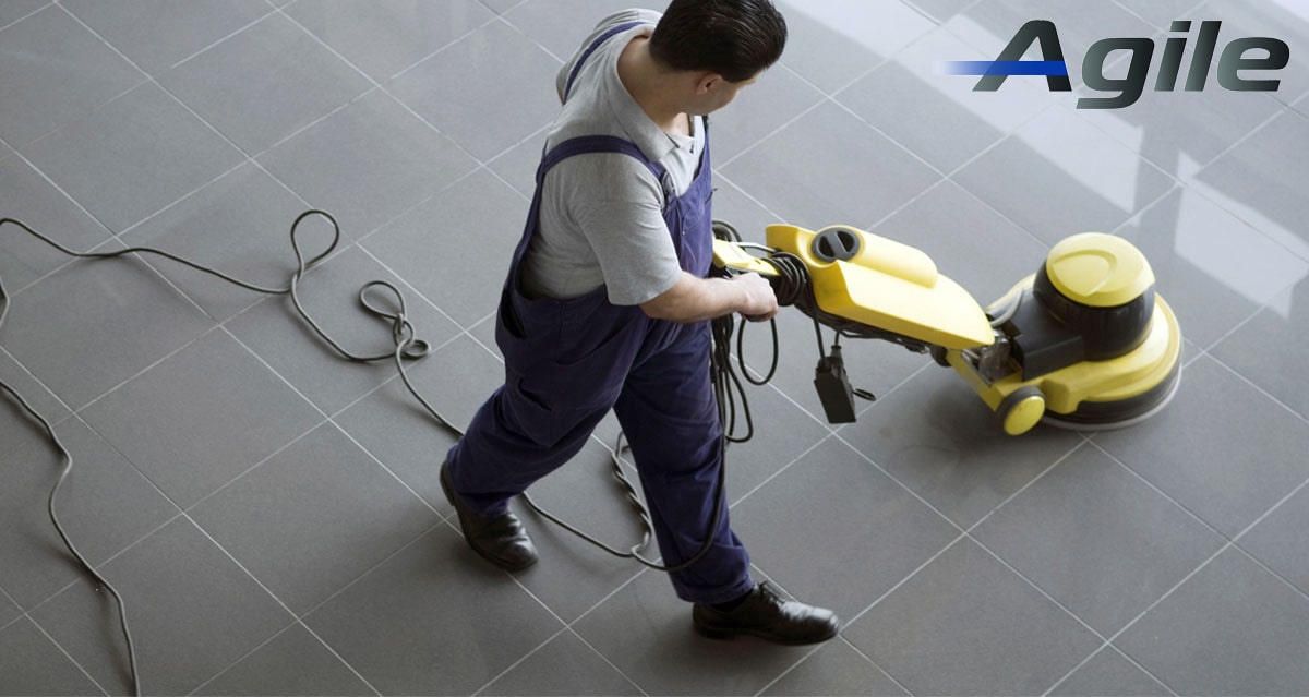Agile operando maquina barredora de pisos
